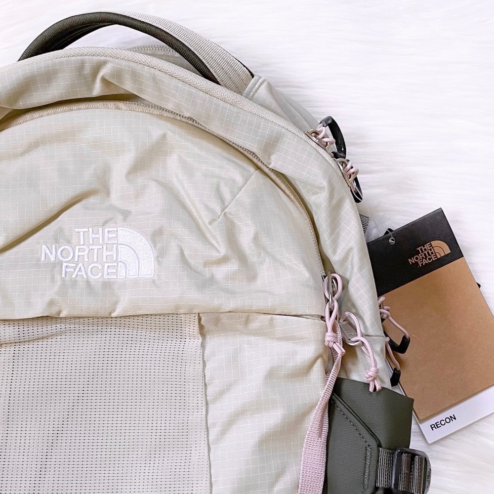 The North Face Women’s Recon 30 Liter Backpack - Picture 2 of 10